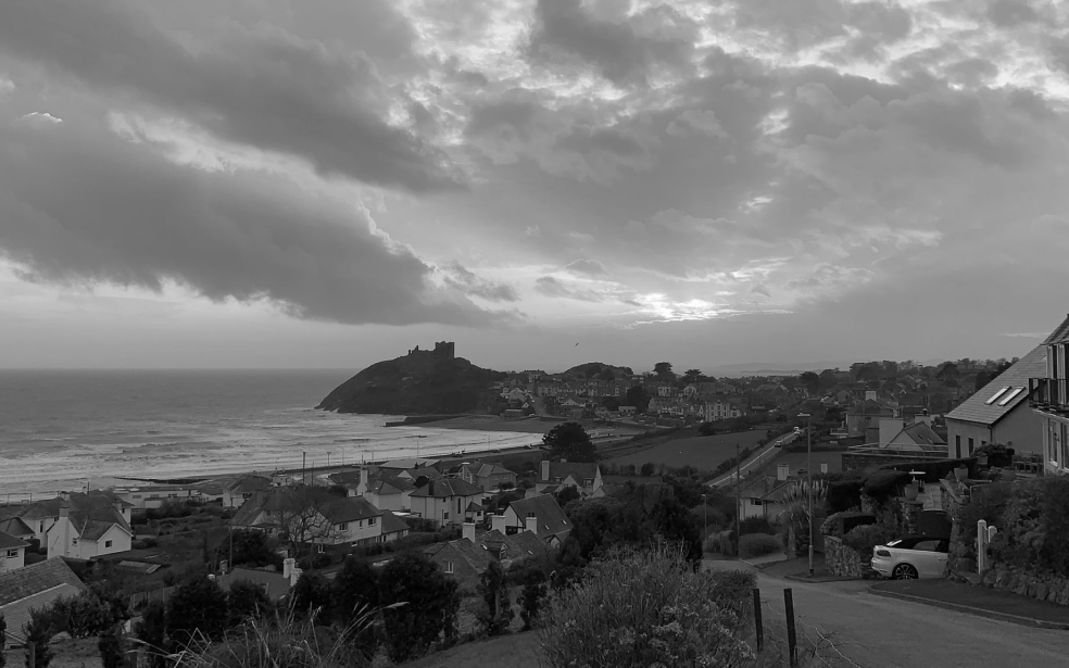 Vista del mar en un pueblo